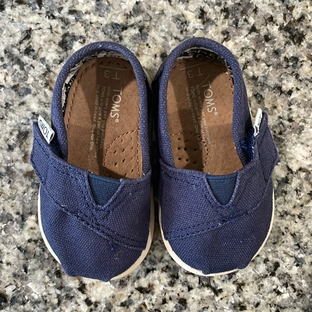 Toms Tiny Classic Canvas Shoes - Picture 3 of 5
